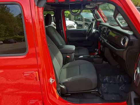 Used 2018 Jeep Wrangler Unlimited Sahara image 18