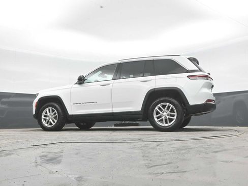 Used 2023 Jeep Grand Cherokee Laredo AWD/4WD image 24