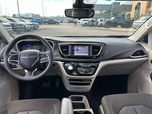 Used 2023 Chrysler Voyager LX FWD image 9