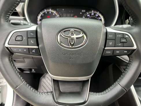 Used 2023 Toyota Highlander XLE AWD/4WD image 13