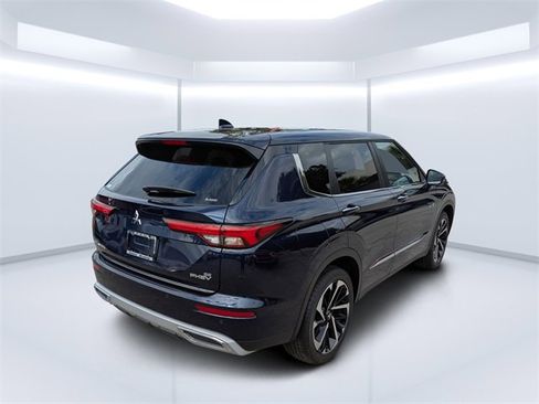 New 2025 Mitsubishi Outlander SE image 3