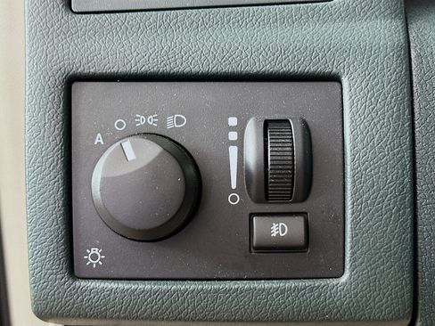 Used 2005 Chrysler 300 C w/ Navigation & Sound Group II RWD image 16