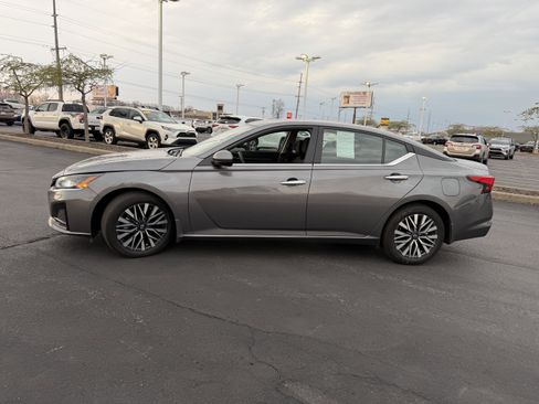 Used 2024 Nissan Altima 2.5 SV w/ SV Premium Package image 5