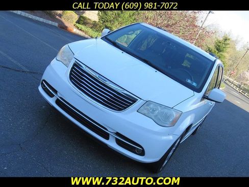 Used 2014 Chrysler Town & Country Touring FWD image 18