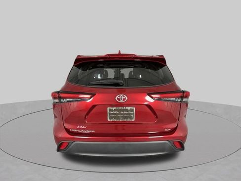 Used 2022 Toyota Highlander XLE FWD image 6