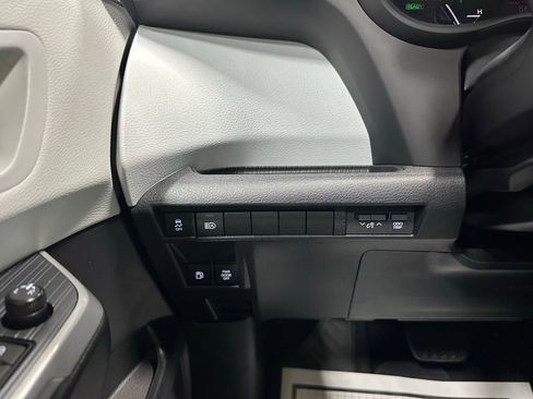 Used 2025 Toyota Sienna LE image 17