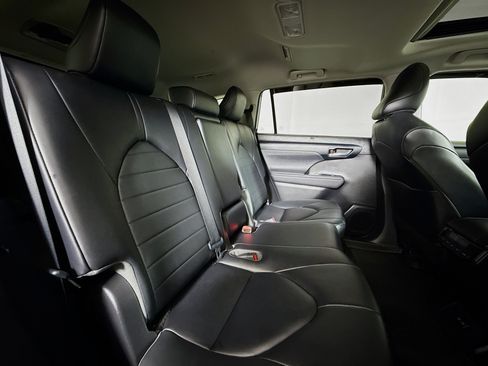 Used 2023 Toyota Highlander XLE AWD/4WD image 27