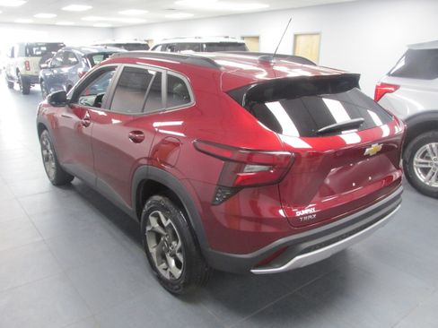 Used 2025 Chevrolet Trax LT w/ LT Convenience Package image 7