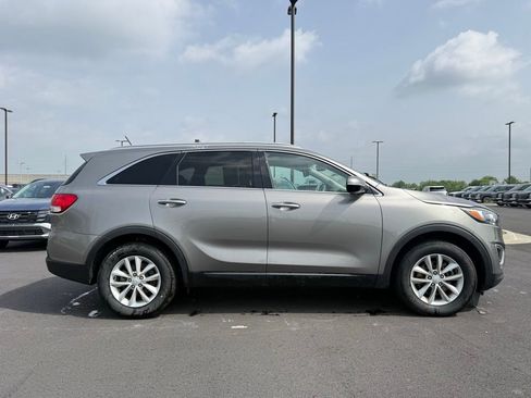 Used 2016 Kia Sorento FWD image 4