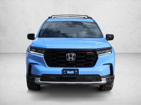 Used 2025 Honda Pilot TrailSport image 2