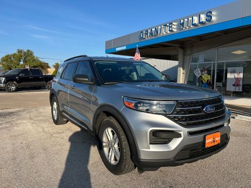 Used 2020 Ford Explorer XLT image 1