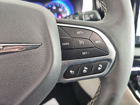 Used 2024 Chrysler Pacifica Touring-L image 16