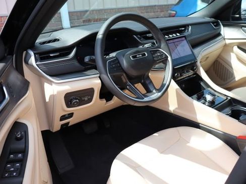 Used 2024 Jeep Grand Cherokee Limited w/ Black Appearance Package AWD/4WD image 12