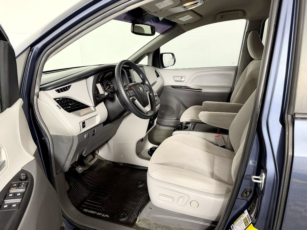 Used 2017 Toyota Sienna LE AWD/4WD image 29