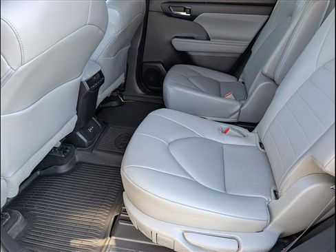 Used 2023 Toyota Highlander XLE image 11