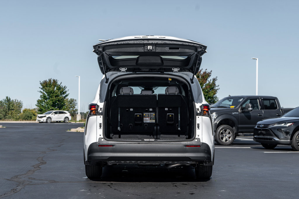 Used 2025 Toyota Sienna LE AWD/4WD image 10