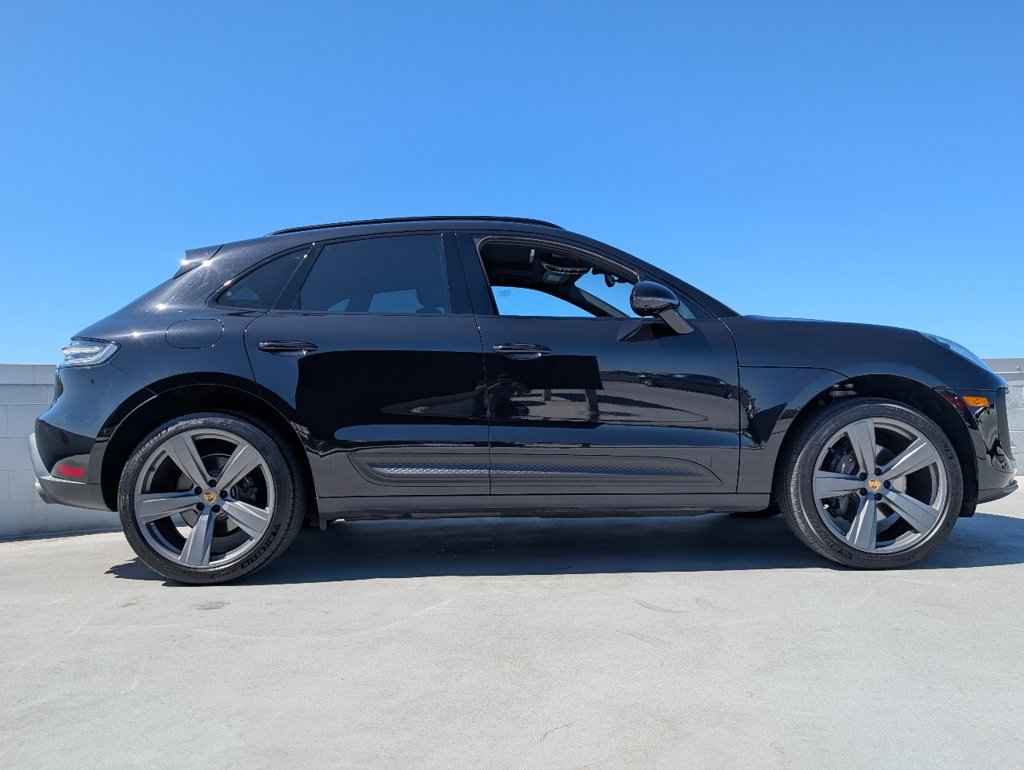 Certified 2025 Porsche Macan AWD/4WD image 24