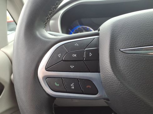 Used 2022 Chrysler Pacifica Touring-L FWD image 22