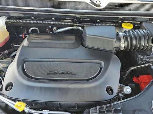 Used 2023 Chrysler Pacifica Touring-L AWD/4WD image 5