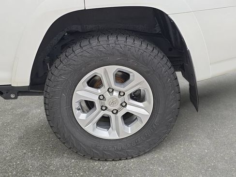 Used 2021 Toyota 4Runner SR5 AWD/4WD image 32