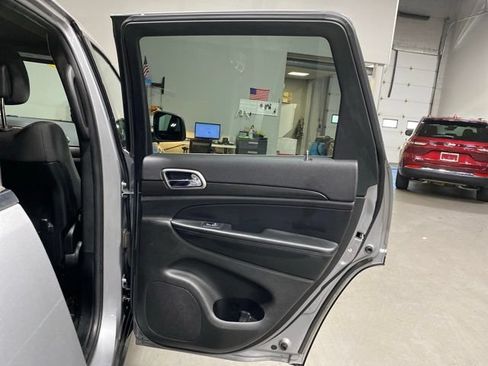 Used 2018 Jeep Grand Cherokee Laredo AWD/4WD image 26