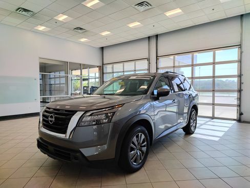 Used 2025 Nissan Pathfinder SV AWD/4WD image 6