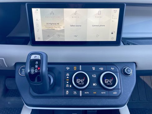 Used 2024 Land Rover Defender 110 X-Dynamic SE AWD/4WD image 19