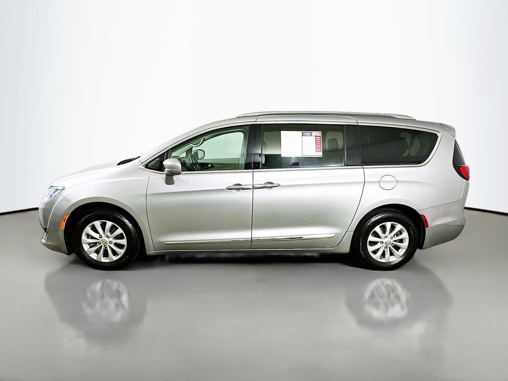 Used 2018 Chrysler Pacifica Touring-L w/ Premium Audio Group FWD image 5