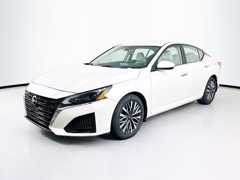 Used 2023 Nissan Altima 2.5 SV FWD image 3