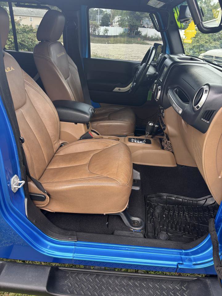 Used 2015 Jeep Wrangler Unlimited Sahara w/ Connectivity Group AWD/4WD image 25