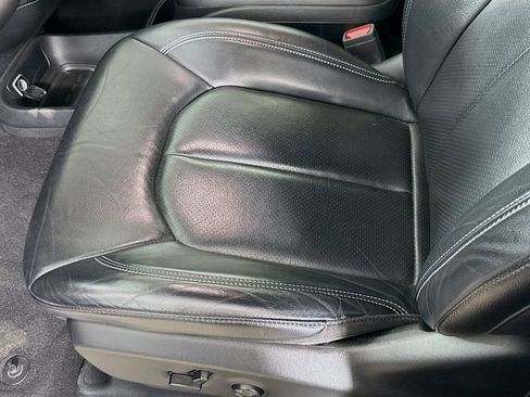 Used 2022 Chrysler Pacifica Touring-L w/ Uconnect Theater Family Group FWD image 21