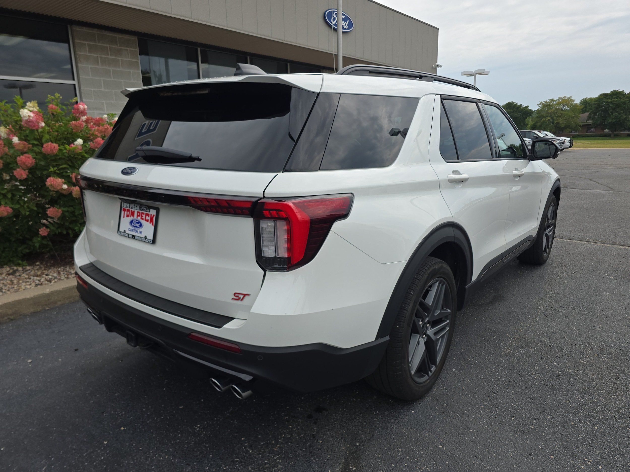 Used 2025 Ford Explorer ST AWD/4WD image 2