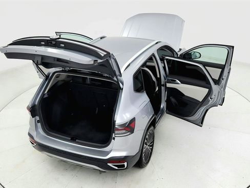 Used 2025 Volkswagen Taos SE FWD image 23
