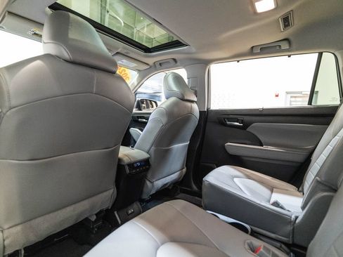 Used 2024 Toyota Highlander XLE AWD/4WD image 14