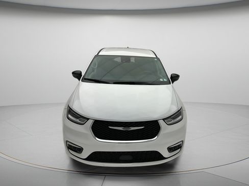 Used 2024 Chrysler Pacifica Touring-L FWD image 2