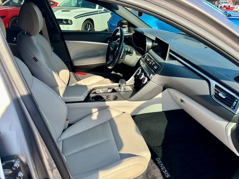 Used 2023 Genesis G70 2.0T image 13