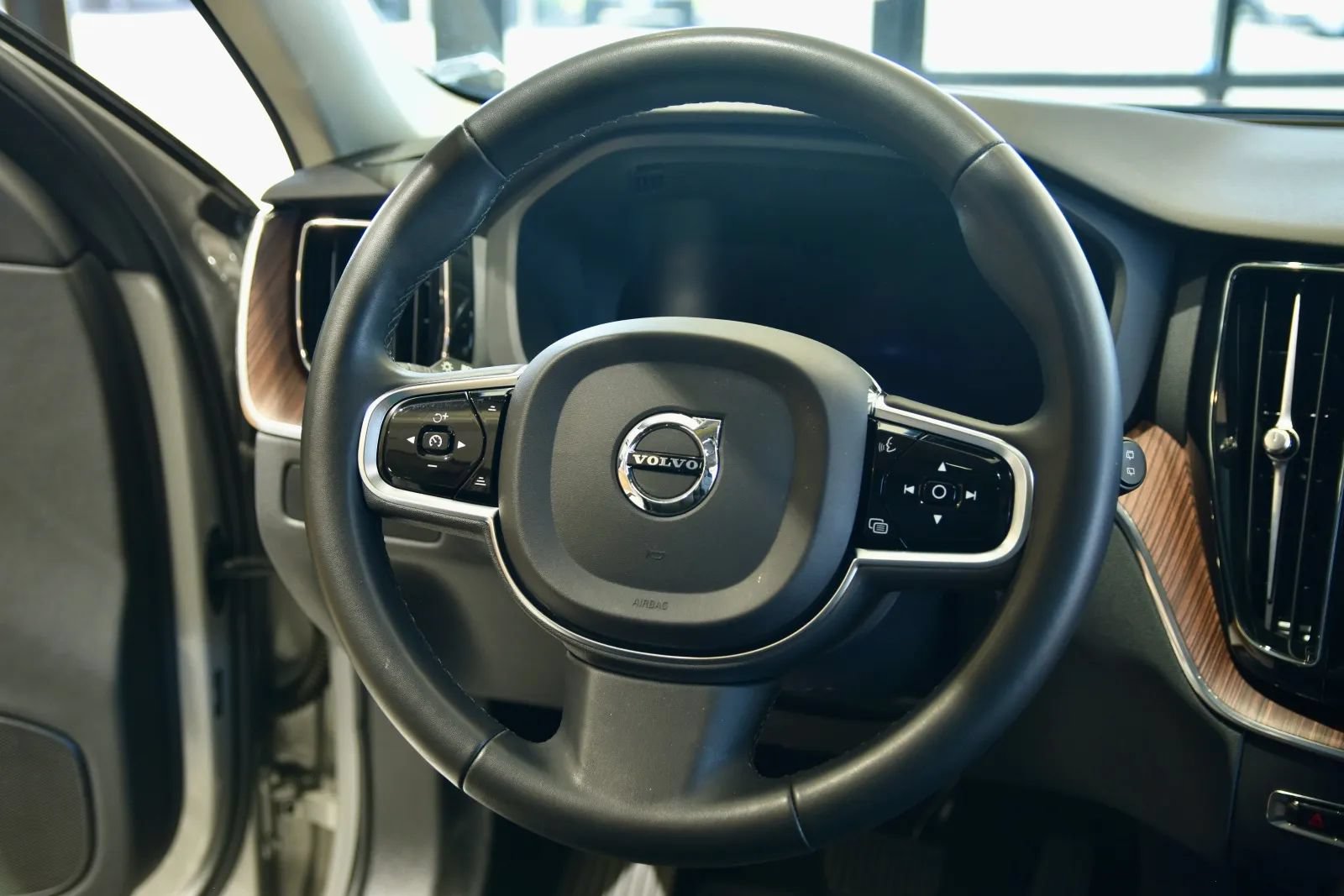 Used 2024 Volvo XC60 B5 Plus w/ Protection Package Premier AWD/4WD image 17