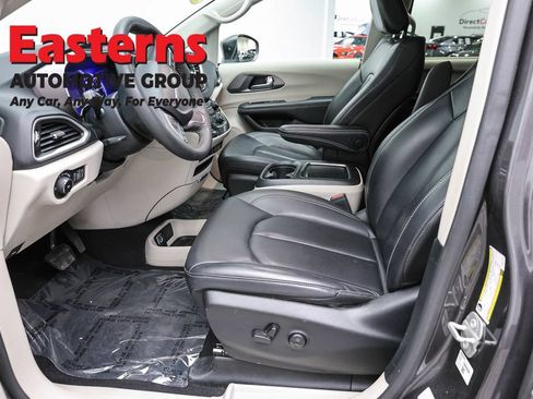 Used 2023 Chrysler Pacifica Touring-L FWD image 14