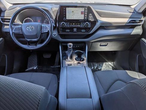 Used 2021 Toyota Highlander LE FWD image 16