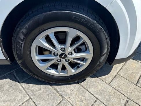 Used 2023 Kia Carnival LX FWD image 4