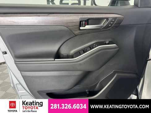 Certified 2024 Toyota Highlander Limited AWD/4WD image 13