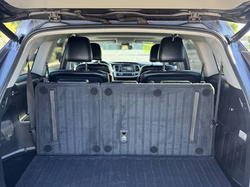 Used 2019 Toyota Highlander SE FWD image 16