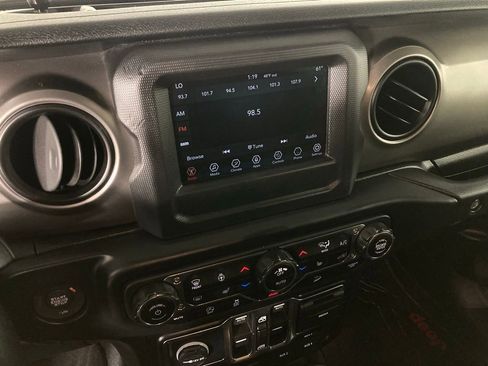 Used 2019 Jeep Wrangler Unlimited Sport S image 2