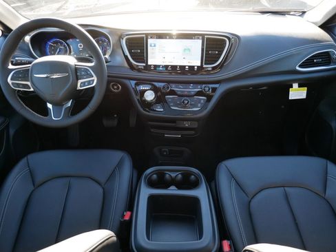 New 2026 Chrysler Pacifica Select image 8