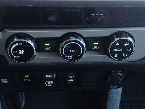 Used 2018 Toyota Tacoma SR5 RWD image 4