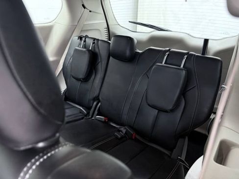 Used 2023 Chrysler Pacifica Touring-L FWD image 19