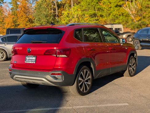 Used 2024 Volkswagen Taos SE w/ Panoramic Sunroof Package image 9
