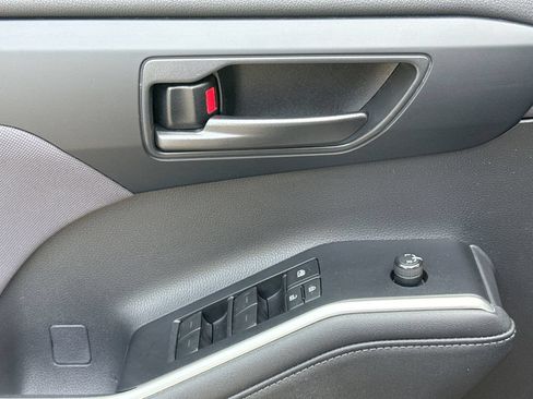 Used 2023 Toyota Highlander LE FWD image 15