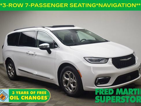 Used 2023 Chrysler Pacifica Limited FWD image 1