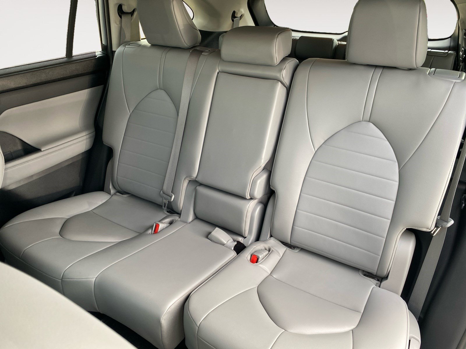 Used 2023 Toyota Highlander XLE AWD/4WD image 16